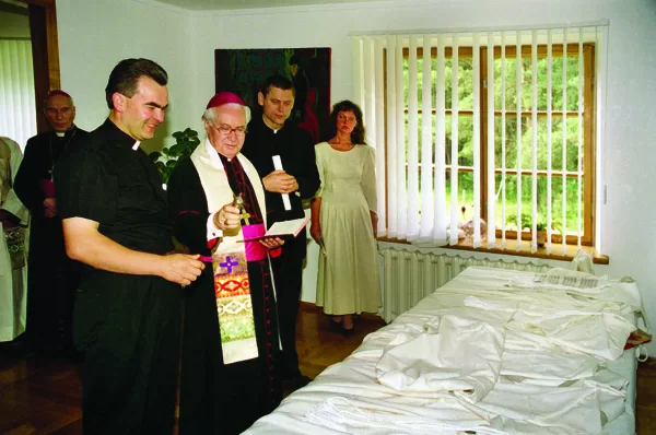 1996 Bažnyčios konsekracija