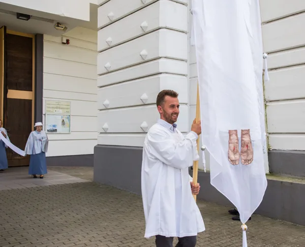 Procesijų vėliavų nešėjai